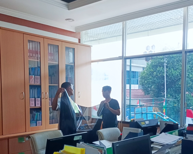 Stiker Kaca Film Hasil Pekerjaan Tukang 01