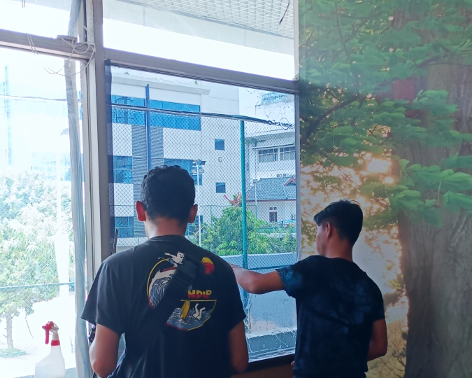 Stiker Kaca Film Hasil Pekerjaan Tukang 02