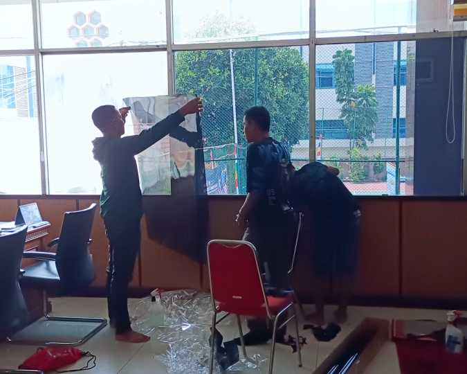 Stiker Kaca Film Hasil Pekerjaan Tukang 03