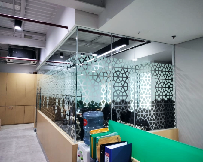 Stiker Kaca Sandblast Hasil Pekerjaan Tukang 01