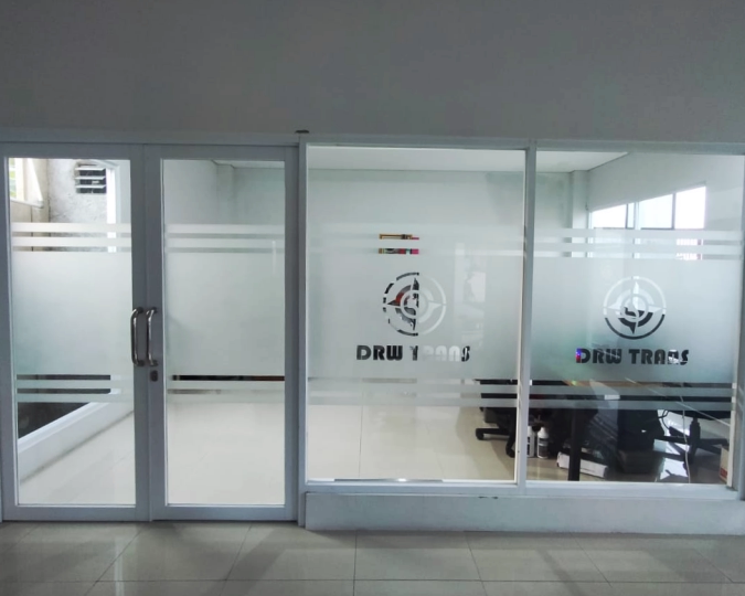 Stiker Kaca Sandblast Hasil Pekerjaan Tukang 02