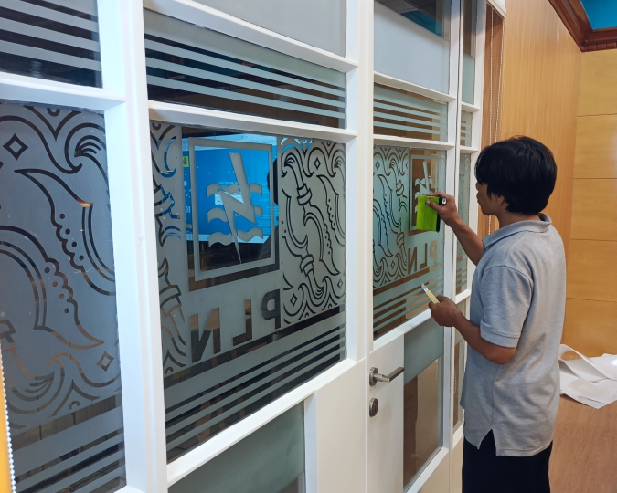 Stiker Kaca Sandblast Hasil Pekerjaan Tukang 07