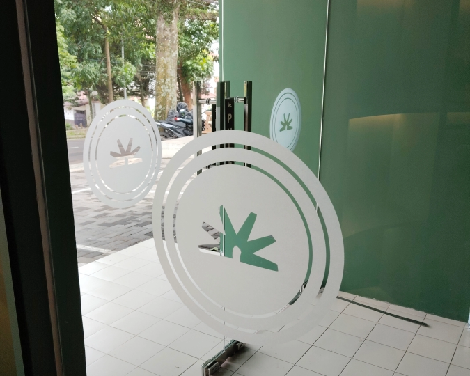 Stiker Kaca Sandblast Hasil Pekerjaan Tukang 08