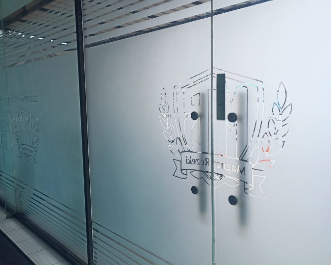 Stiker Kaca Sandblast Hasil Pekerjaan Tukang 10